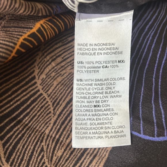 Chicos Woman’s Abstract Print Tie Front Top Size XL 3 Purple Satiny Split Neck - Picture 10 of 12